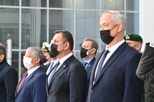 جانز إلى جانب وزير الدفاع اليوناني بات"و: "سنواصل تعزيز الإطار الثلاثي بين إسرائيل واليونان وقبرص"