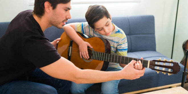 فوائد أخذ دروس الجيتار: دليل المبتدئين