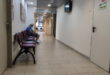 الاشتباه: قام أحد سكان نتانيا بأعمال شغب أمام فرع التأمين الصحي وهدد الطبيب وكسر كرسيًا