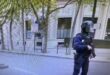 شاهد اللحظات الدرامية: رجل بحزام ناسف يهدد بتفجير نفسه في السفارة الإيرانية بباريس