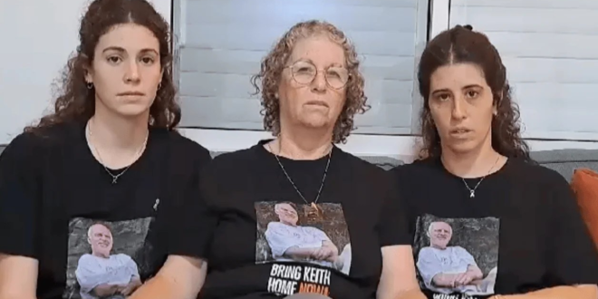ردت زوجة كيث سيجل التي تم إطلاق سراحها من الأسر على الفيديو: "سوف نقاتل حتى تعود"
